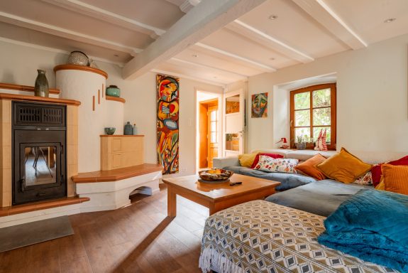 Le salon cosy et sa cheminée